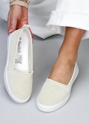 Бежеві молочні жіночі мокасини туфлі з наскрізною перфорацією4 фото