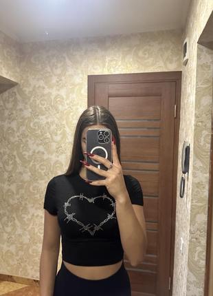 Укорочена футболка з стразами