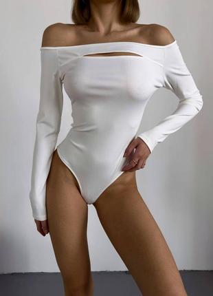 Біле жіноче базове боді з спущеними плечима жіноче облягаюче боді з розрізом