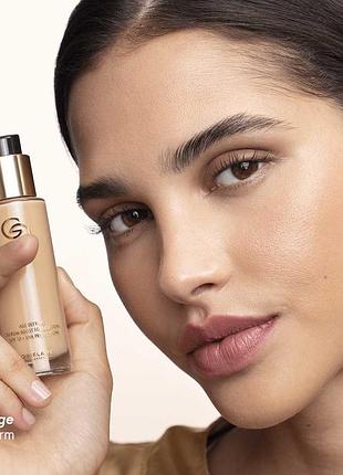 Антивікова тональна основа з сироваткою для сяючої, молодої та гладенької шкіри.