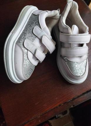 Гарні кроссівки в стані нових, р.33 уст.20 см