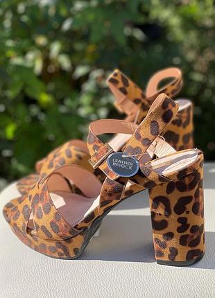 Босоніжки в леопардовий принт
