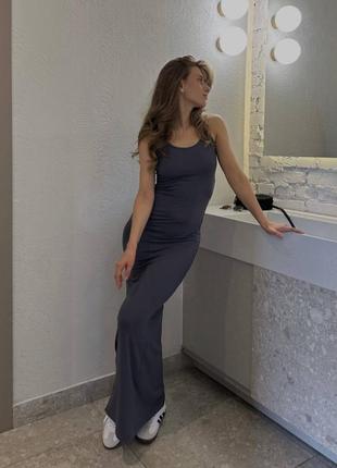 Жіночна обтягуюча довга сукня по фігурі на тонких лямках6 фото