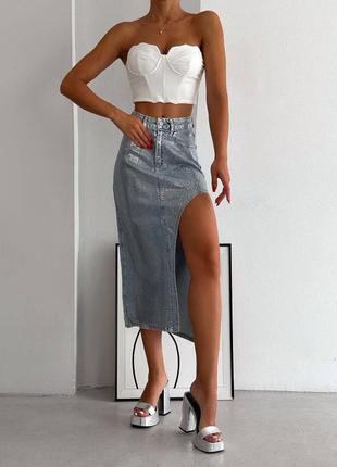 Стильна джинсова спідниця асиметричного крою