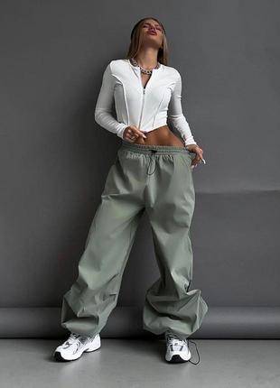 Штани карго вільного крою на резинках джогери на високій посадці стильні трендові брюки з плащівки білі хакі чорні сірі5 фото