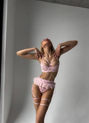 Комплект жіночої мереживної рожевої білизни з ніжнішим пірʼям бюст з портупеєю трусики пояс та гартери10 фото