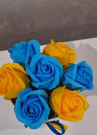 Букетик-комплімент з мильних квітів в патріотичних кольорах2 фото