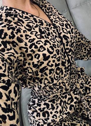 Костюм з принтом леопарда з вкороченою кофтою на блискавці з капюшоном низ на резинці з вільними штанами з резинкою в поясі3 фото