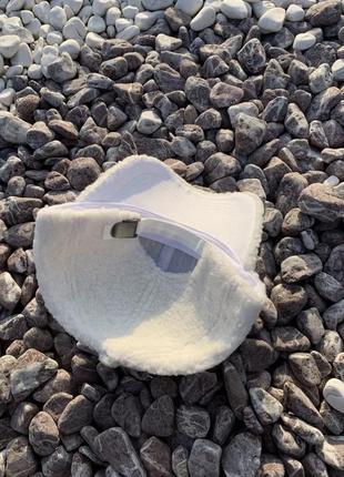 Плюшева жіноча кепка у білому кольорі нова демісезонна кепочка картуз5 фото