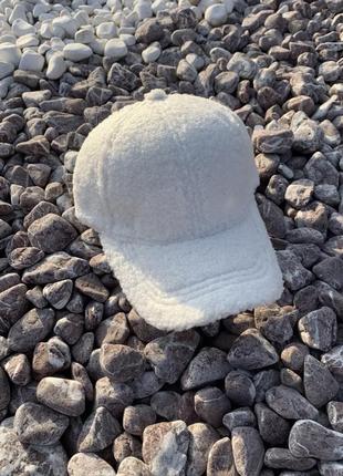 Плюшева жіноча кепка у білому кольорі нова демісезонна кепочка картуз2 фото