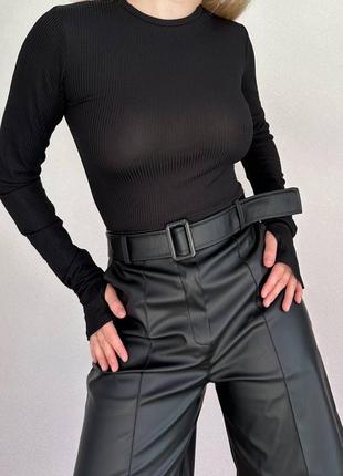 Чорні шорти бермуди з еко-шкіри з ремінцем у комплекті4 фото
