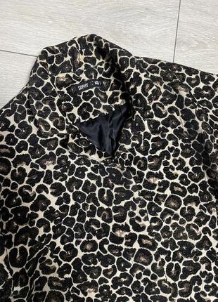 Удлиненный пиджак в леопардовый принт с коротким рукавам2 фото