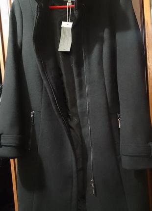 Нове чорне пальто