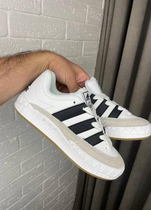 Жіночі кросівки adidas adimatic white black адідас білого з чорним кольорів