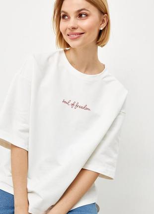 Женская базовая футболка с вышитой надписью молочная modna kazka mkrm4066-5 40-422 фото