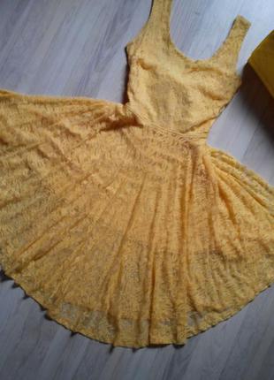 Милое солнечное платье с открытой спинкой sisley4 фото