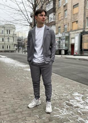 Класичний костюм