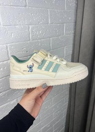 Кросівки в стилі adidas