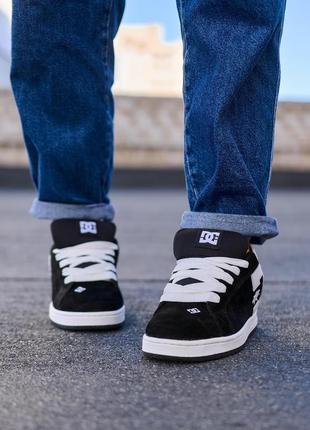 Трендовые женские и мужские кроссовки dc shoes court graffik black white чёрные с белым3 фото