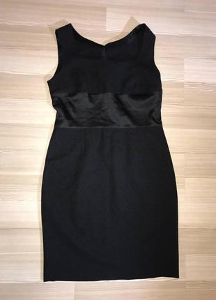 Маленька класична чорна сукня