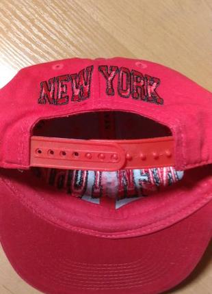 Перперка снепбэк new york красного цвета 55-56см2 фото