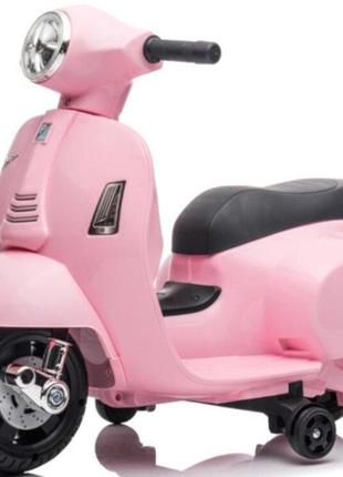 Дитячий електричний скутер sun baby scooter vespa рожевий