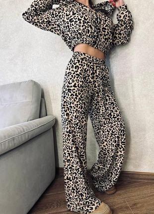 Жіночий костюм в леопардовому принті2 фото