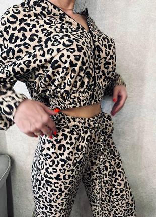 Жіночий костюм в леопардовому принті3 фото