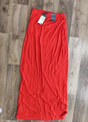 Червона довга юбка