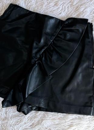 Черная кожаная юбка-шорты zara с рюшей5 фото