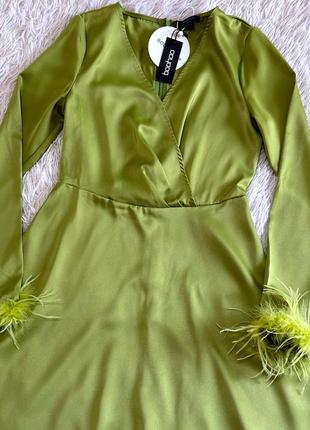 Оригинальное зеленое сатиновое платье boohoo с перьями4 фото