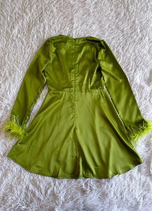Оригинальное зеленое сатиновое платье boohoo с перьями9 фото