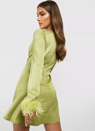 Оригинальное зеленое сатиновое платье boohoo с перьями6 фото