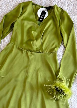 Оригинальное зеленое сатиновое платье boohoo с перьями5 фото