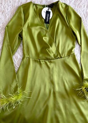 Оригинальное зеленое сатиновое платье boohoo с перьями7 фото