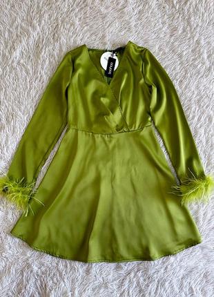 Оригинальное зеленое сатиновое платье boohoo с перьями4 фото