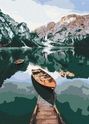 Лодка на зеркальном озере