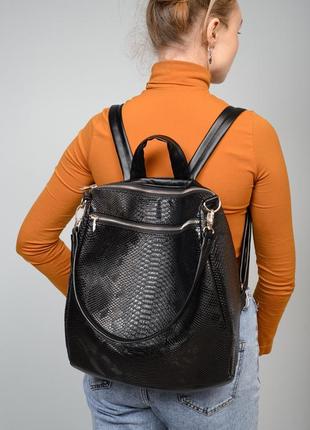 Вместительный черный рюкзак со змеиным принтом для документов1 фото
