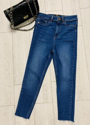 Базові жіночі укорочені джинси-скінні з необробленим краєм