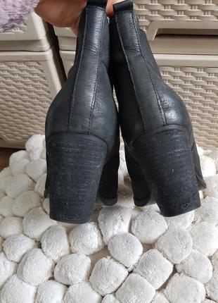 Кожаные ботинки черные демисезонные челси на каблуках8 фото