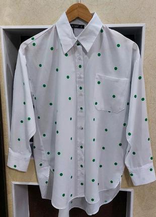 Біла сорочка в зелений горох8 фото