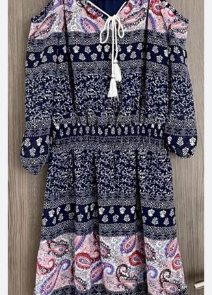 Красивое платье с открытыми плечами