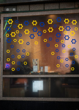 Наклейка вінілова інтер'єрна декор на вікно (вітрину, скло, дзеркало) "квіти. сині та жовті квіти"3 фото