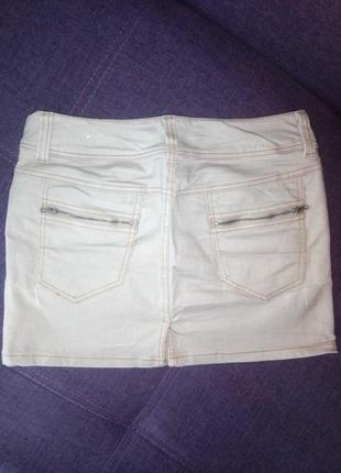 Світла джинсова спідниця з потертостями3 фото