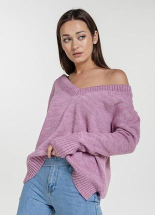 Вязаный женский пуловер с глубоким декольте1 фото