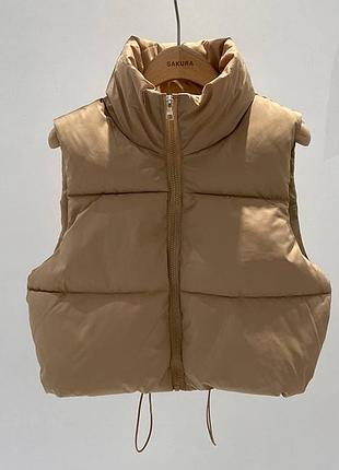 Стильна укорочена жіноча жилетка на силіконі безрукавка утеплена