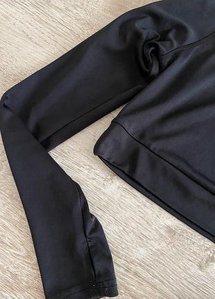 Чорний базовий топик,вирізами для пальців