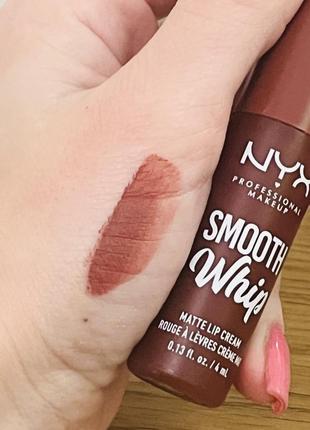 Оригінал рідка матова помада-крем для губ nyx professional makeup smooth whip matte lip cream 04 teddy fluff2 фото