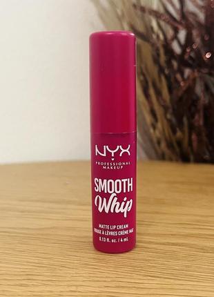 Оригінал рідка матова помада-крем для губ nyx professional makeup smooth whip matte lip cream 09 bday frosting1 фото
