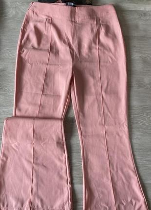 Необычные розовые брюки клеш3 фото